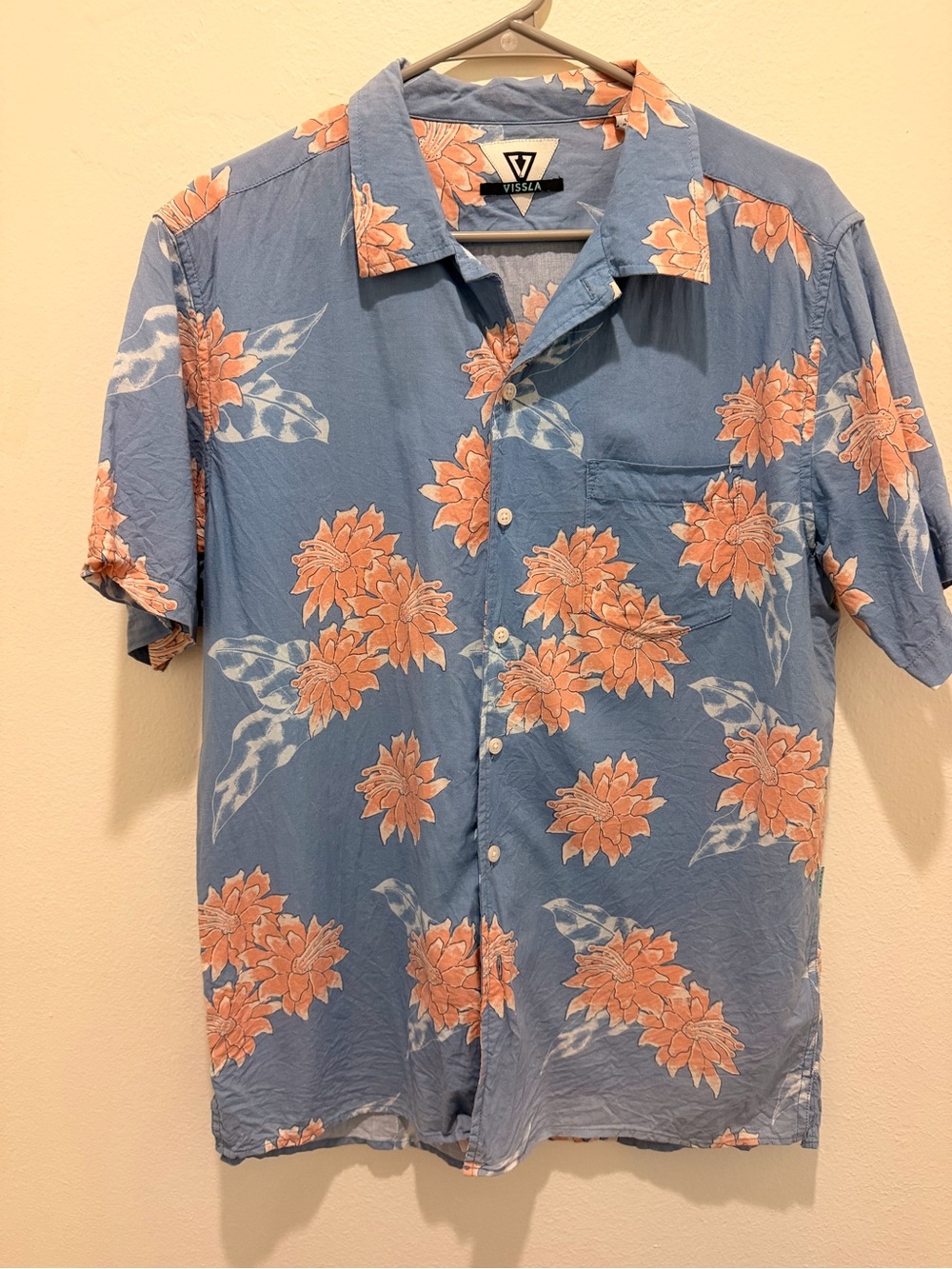 VISSLA Blue Short Sleeve Floral Button-Up Shirt with Peach Blooms